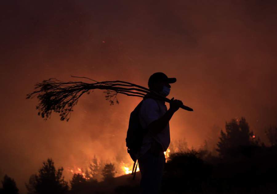 CAUQUENES Combate de incendio durante la noche