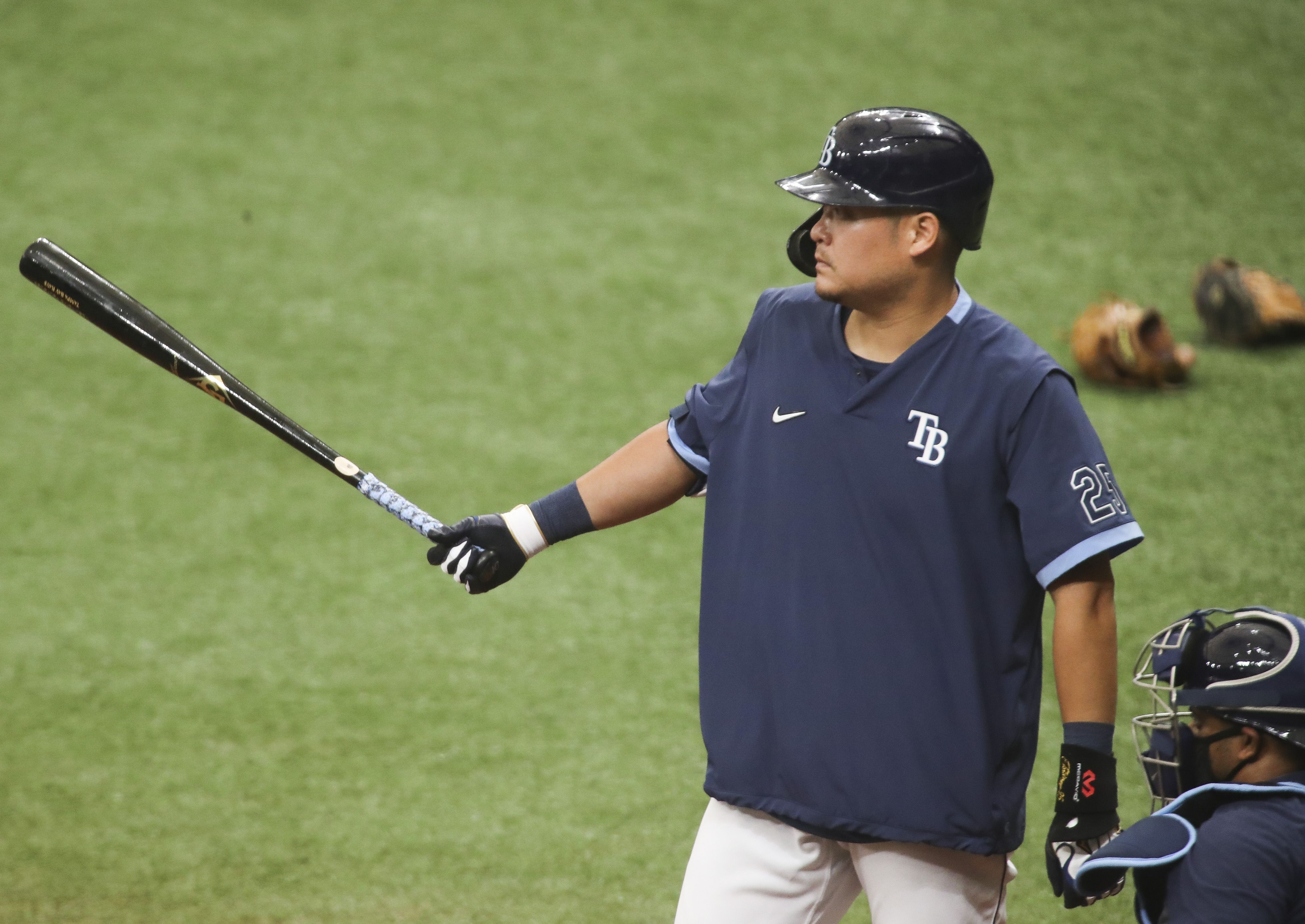 Rays new addition Yoshi Tsutsugo blasts first MLB home run! 