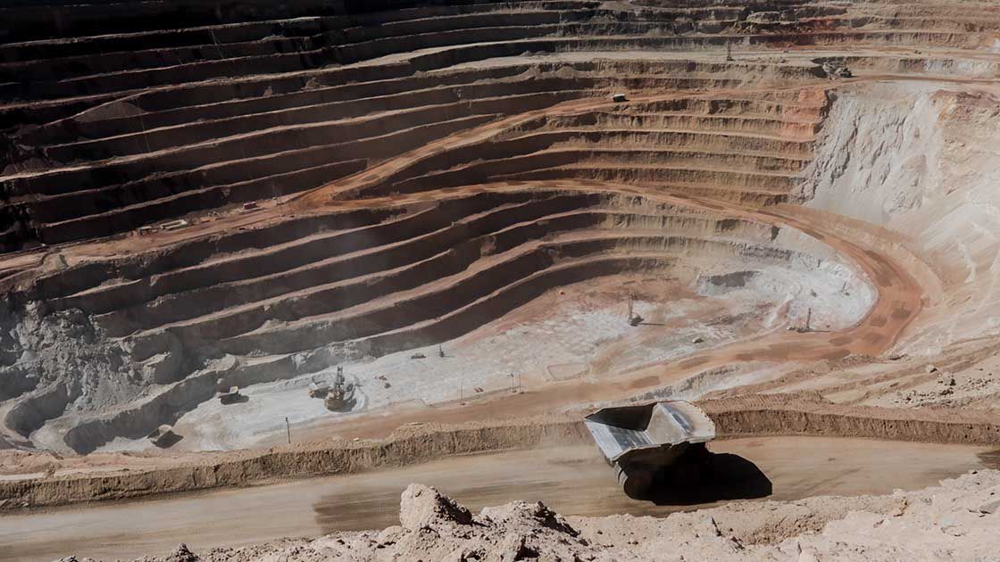 Ministra de  Minería visitan División Ministro Hales en el dia internacional del trabajador