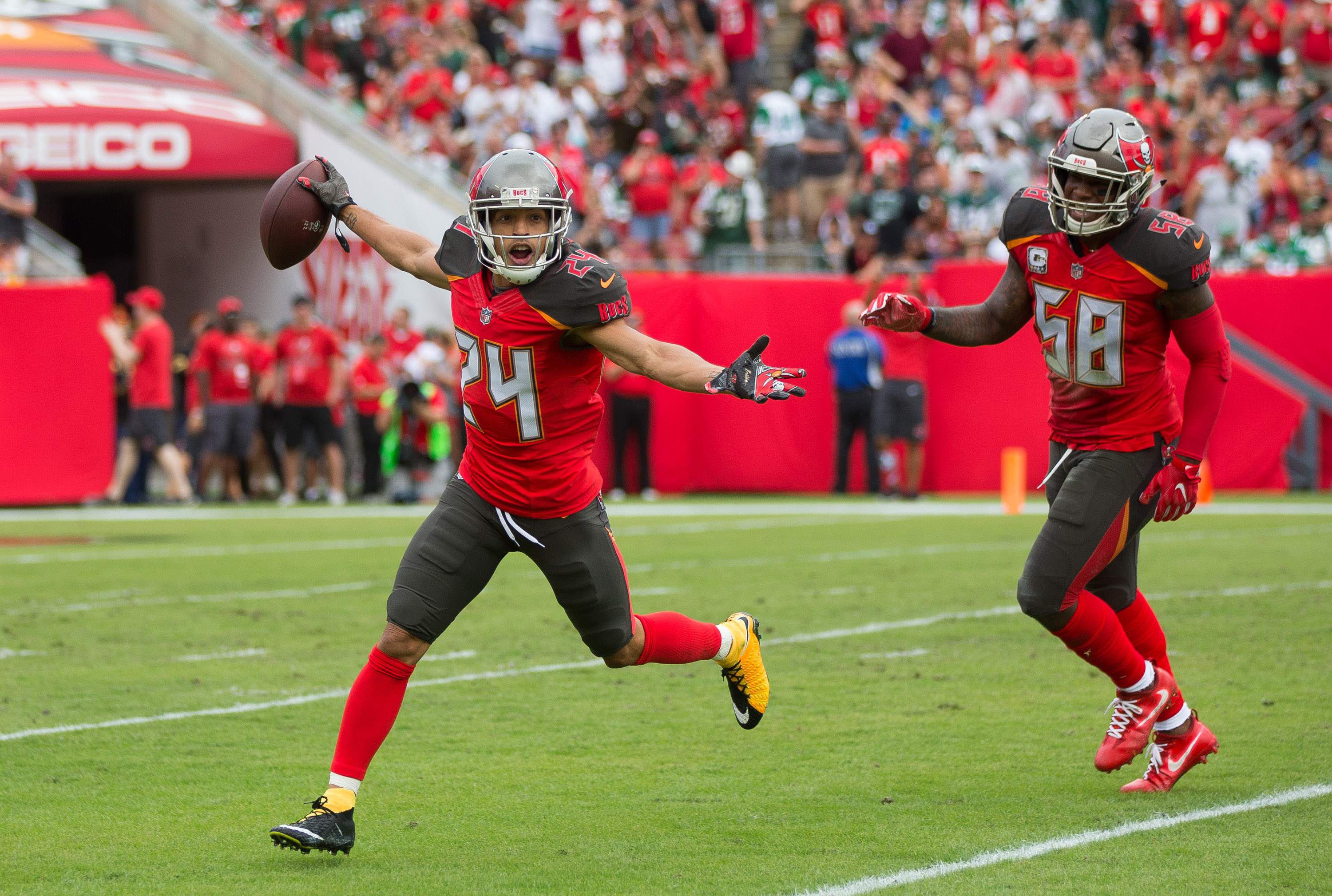 Clinton McDonald Named 2017 Buccaneers Man of the Year