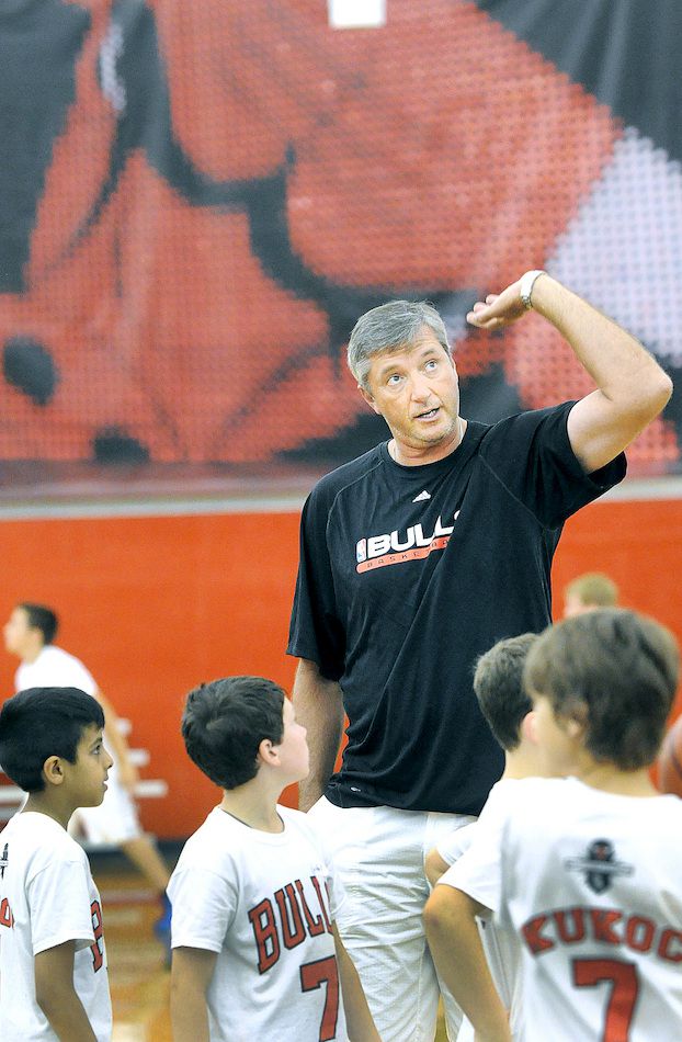 Campers train with champion Kukoc at Bulls/Sox Academy