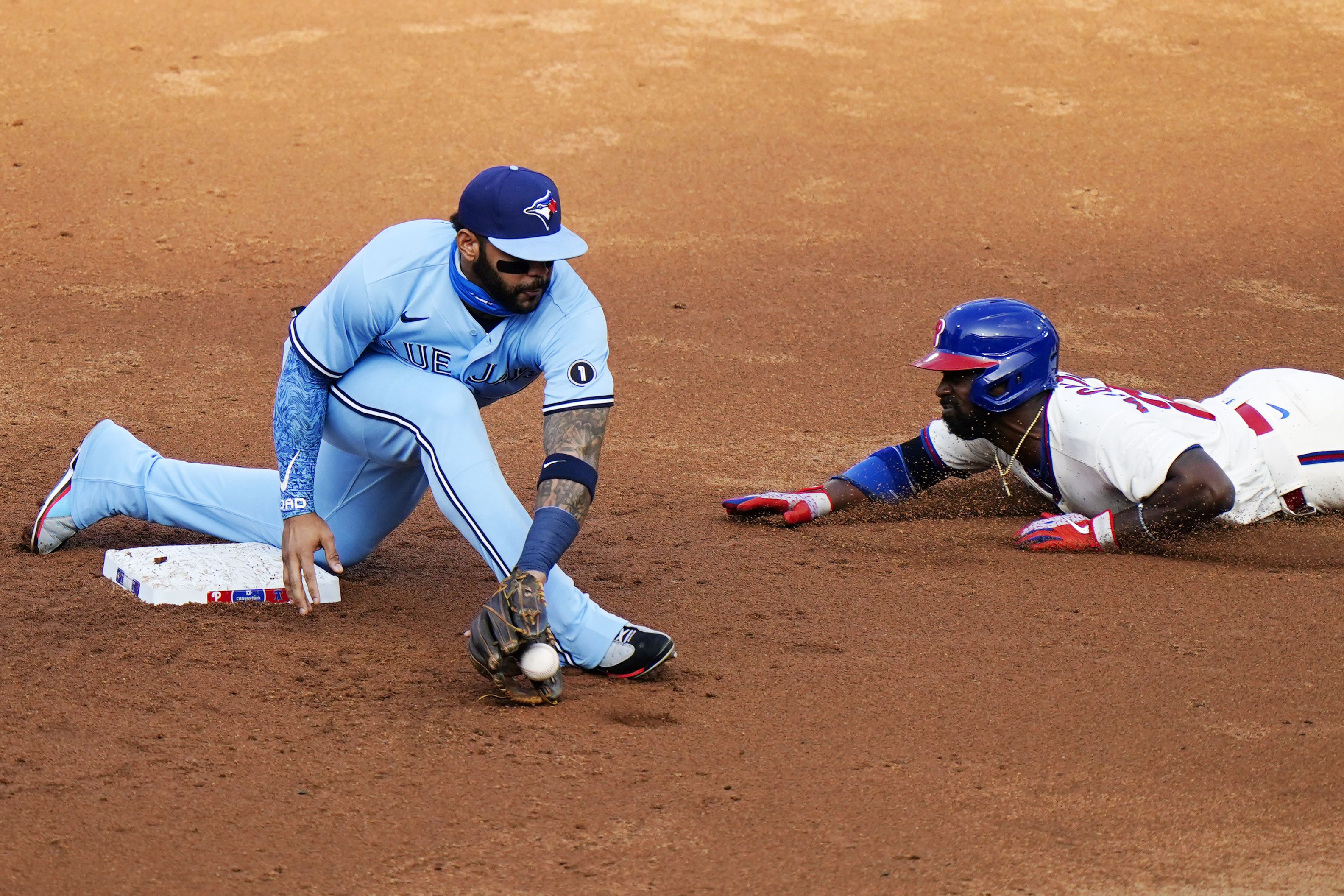 Harper rallies Phils past Blue Jays to sweep doubleheader