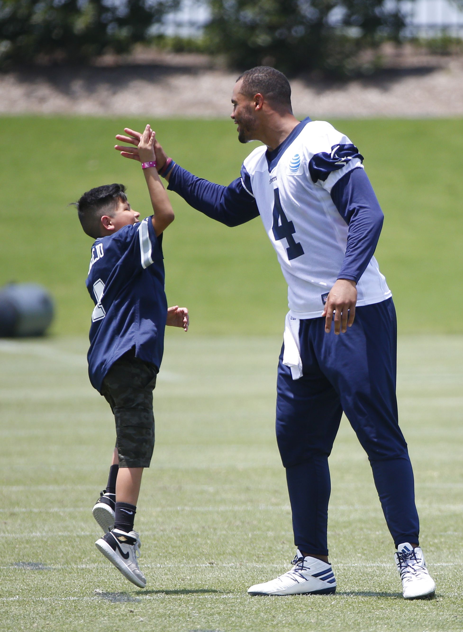 Cowboys Dak Prescott makes kid's day tossing him his hat