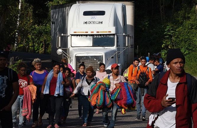 Caravana de migrantes hondure os rompe cerco policial para cruzar