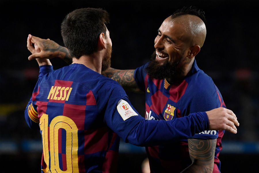 abrazo vidal messi