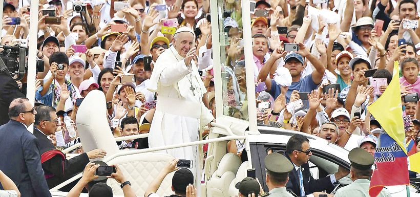 pope-francis-waves-to-the-crowd-as-he-arriv-39283062