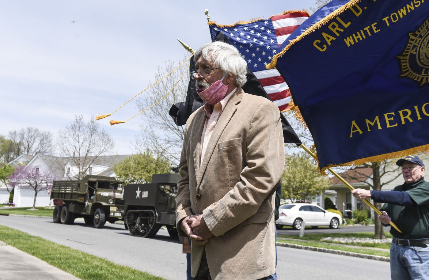 Neighbors surprise 100-year-old Navy veteran with birthday parade