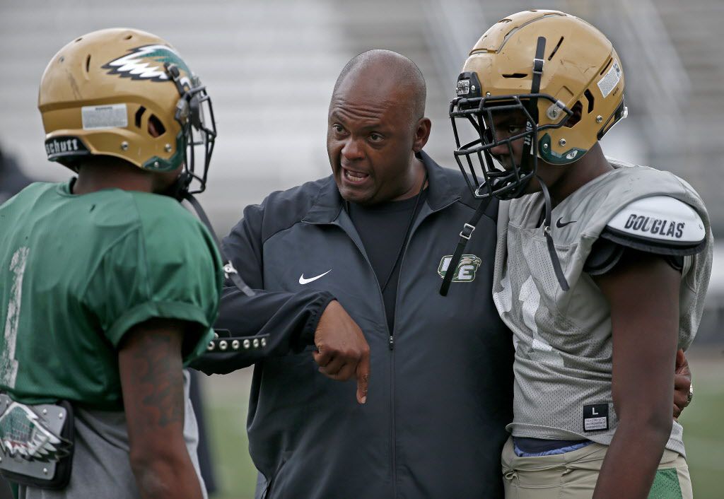 Mike Singletary resigns as high school football coach after team