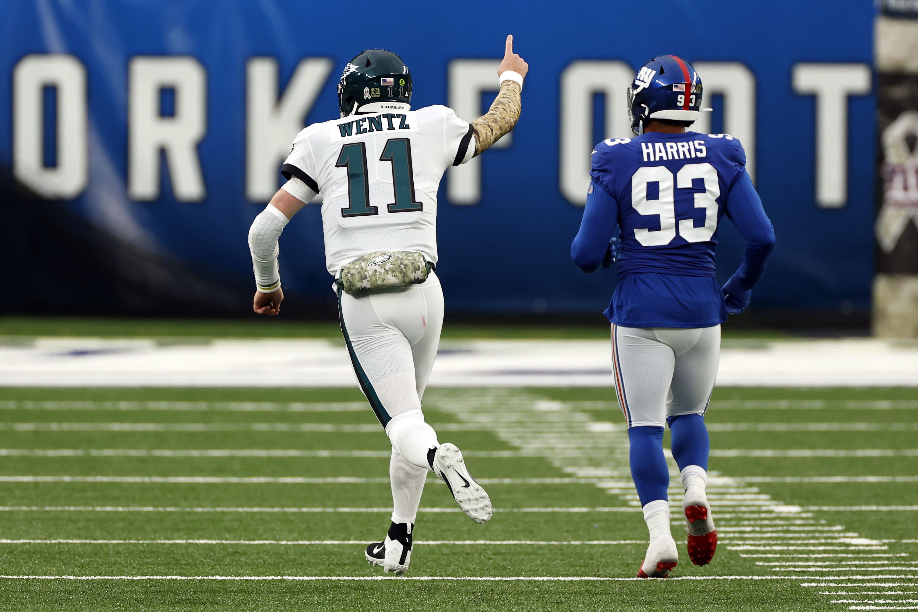 New York Giants 21-22 Philadelphia Eagles: Carson Wentz leads