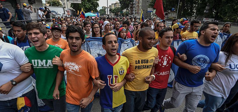 Estudiantes protestas en las calles de Venezuela