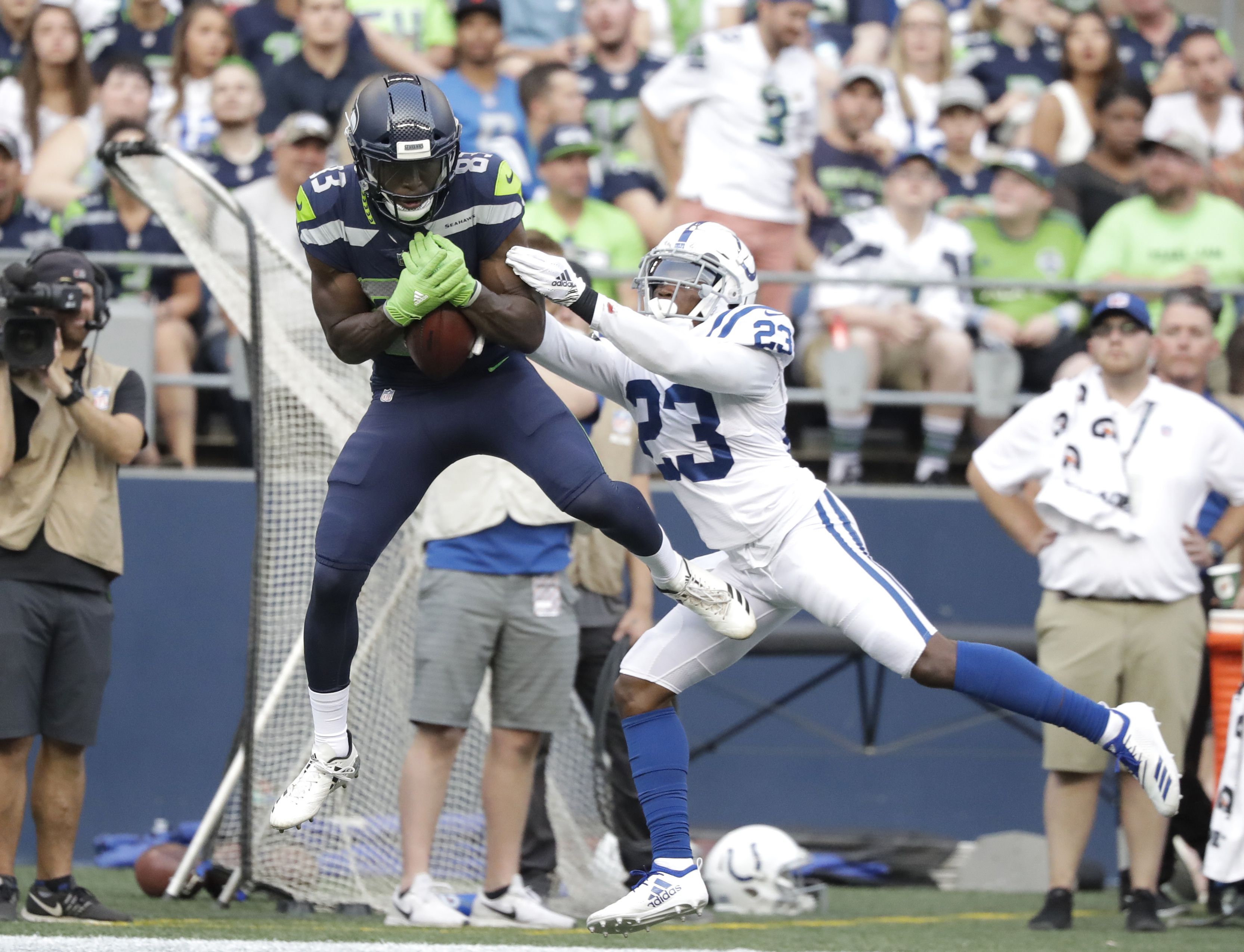 3 Seahawks players leave field during national anthem against Colts