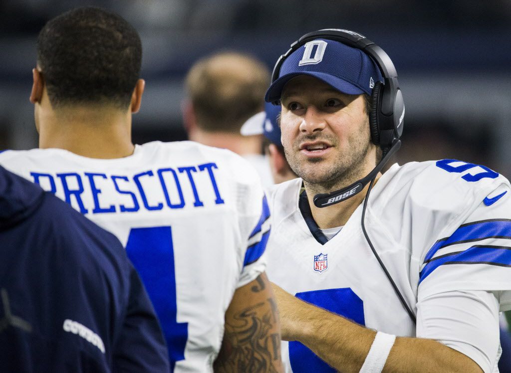 Dallas Cowboys quarterback Tony Romo (9) runs out of the pocket looking to  pass against the New York Giants in the fourth quarter in week 1 of the NFL  season at MetLife Stadium in East Rutherford, New Jersey on September 5,  2012. UPI/Rich Kane Stock