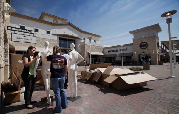 Soldat eksperimentel aborre Grand Prairie's outlet mall is sporting a new store and a new way to shop