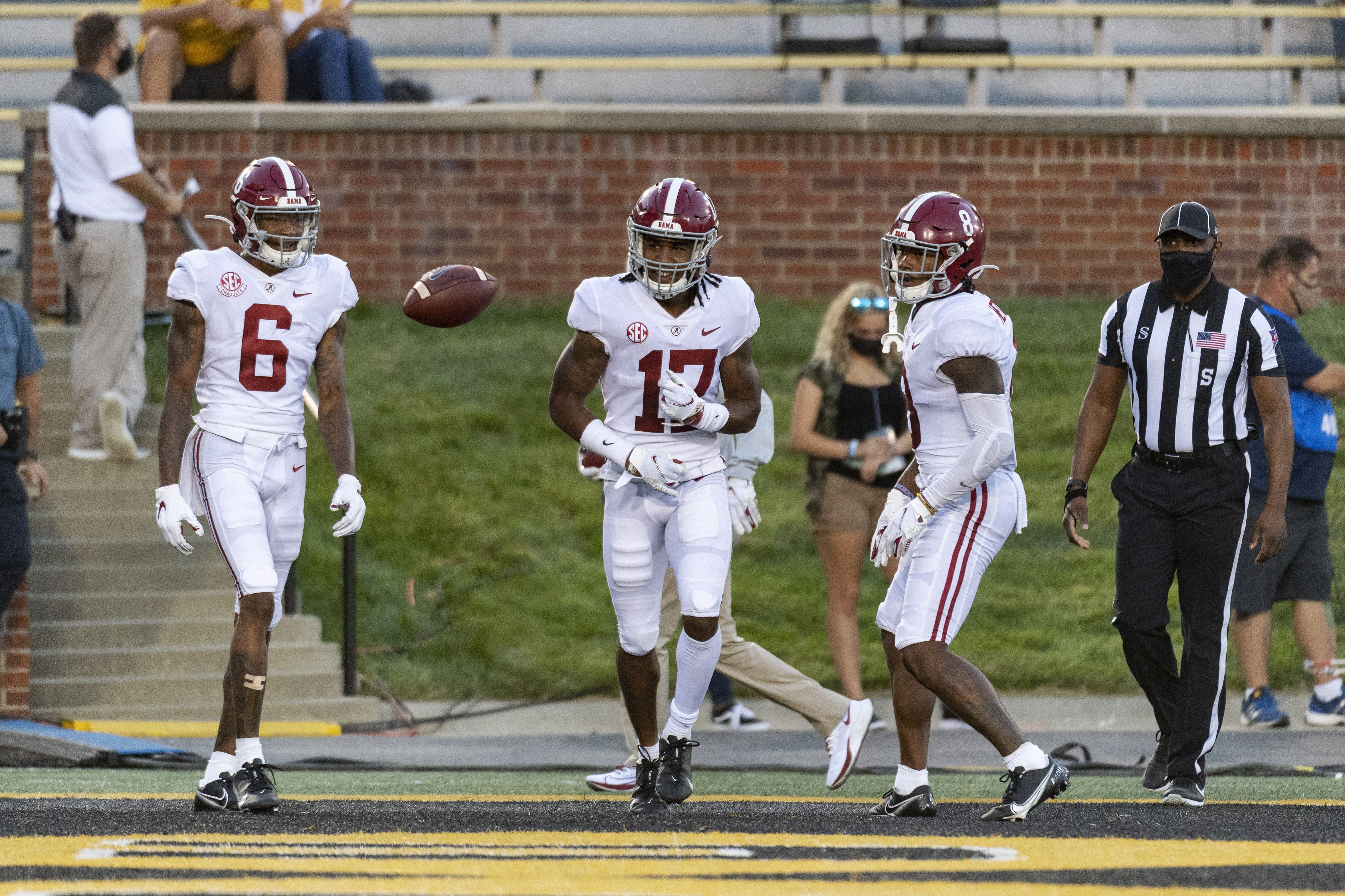 Former Alabama WR, Jaylen Waddle signs a contract with Nike