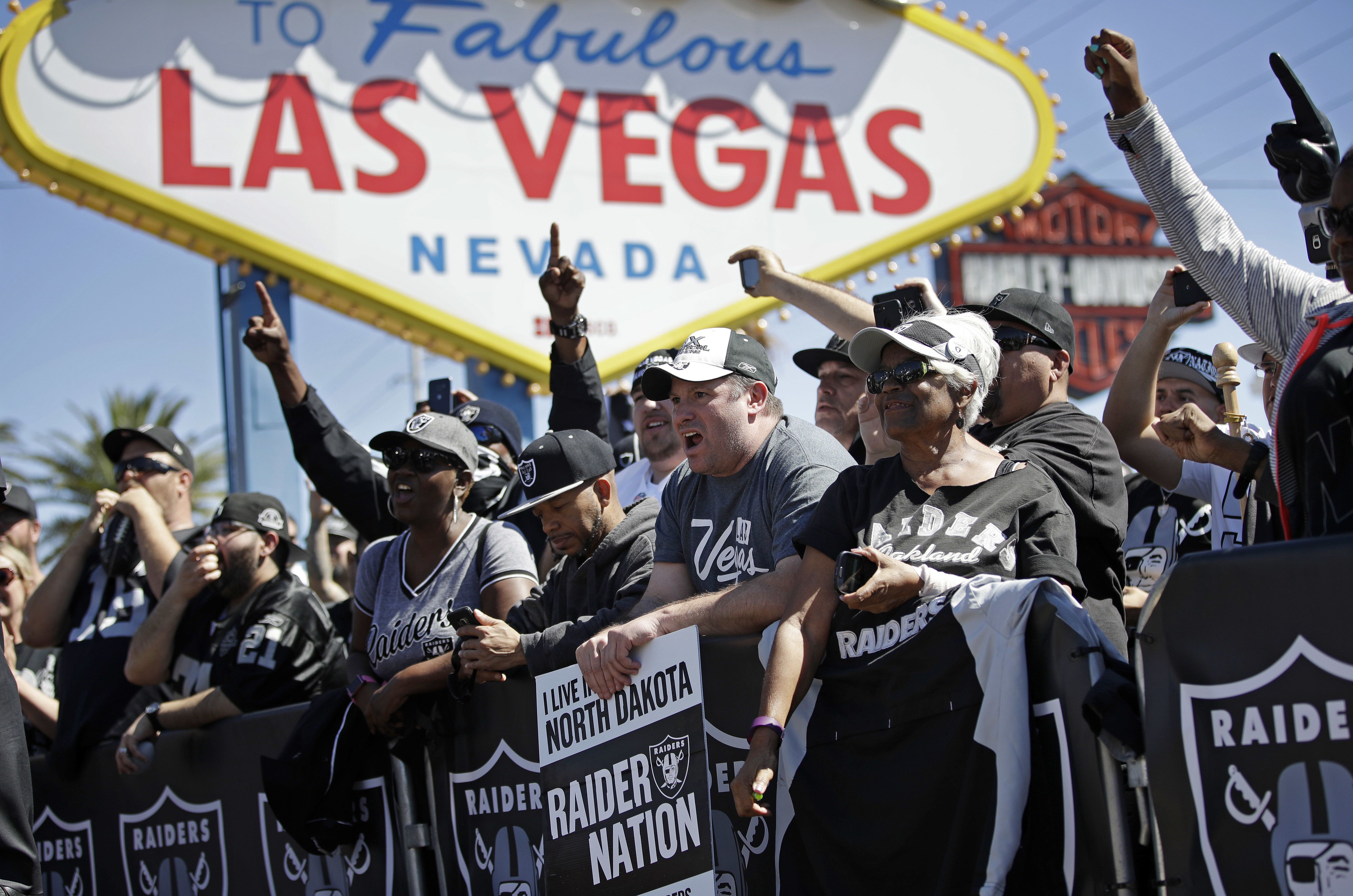 The 2020 @NFLDraft in @Vegas will be epic ✨ Red Carpet: On the