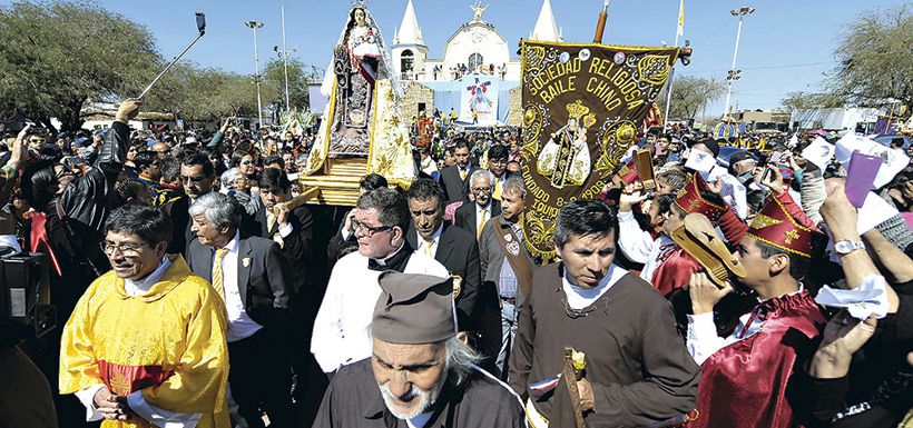 La procesión de la Virgen de La Tirana, entre los visitantes.