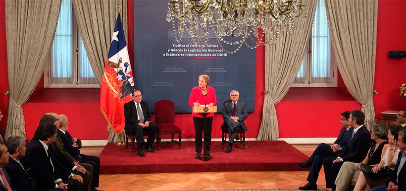 Michelle Bachelet promulga ley que tipifica delitos de tortura