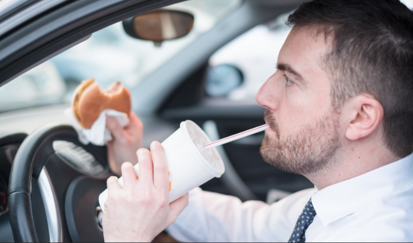 Comer al volante