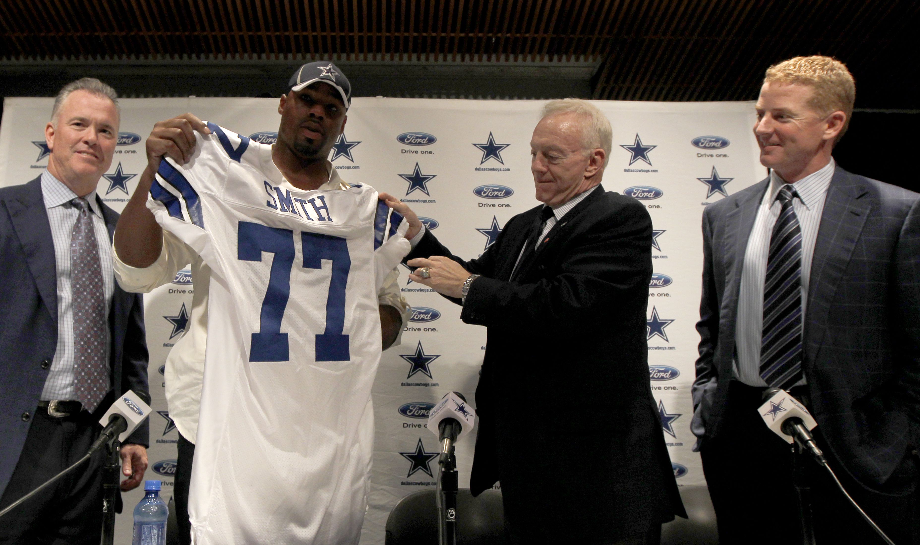 Dallas Cowboys: Jerry Jones says Tyron Smith's too dominant