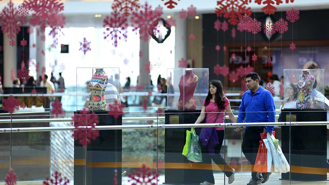 Compras navideñas en mall Plaza Vespucio