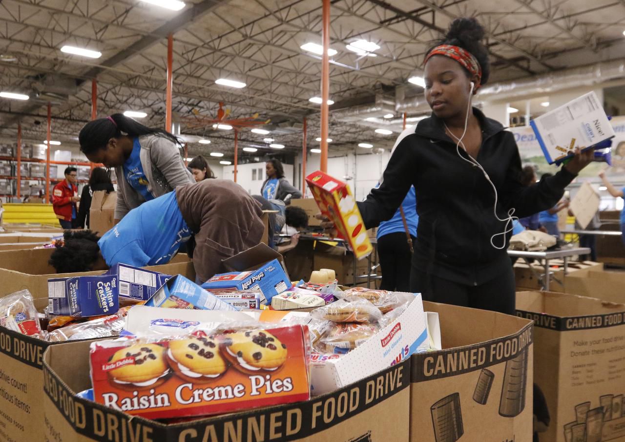 North Texas Food Bank Dishes Out 170 000 Meals A Day With More