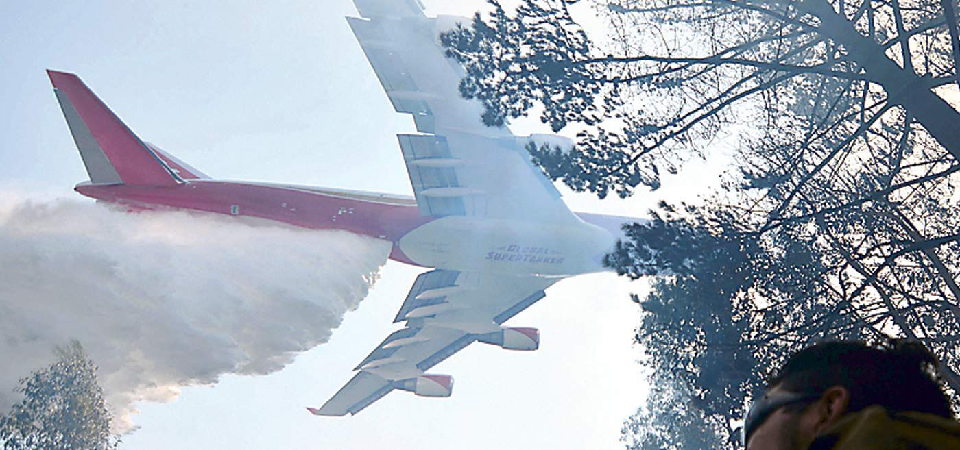 a-super-tanker-boeing-747400-firefighting-p-36525213