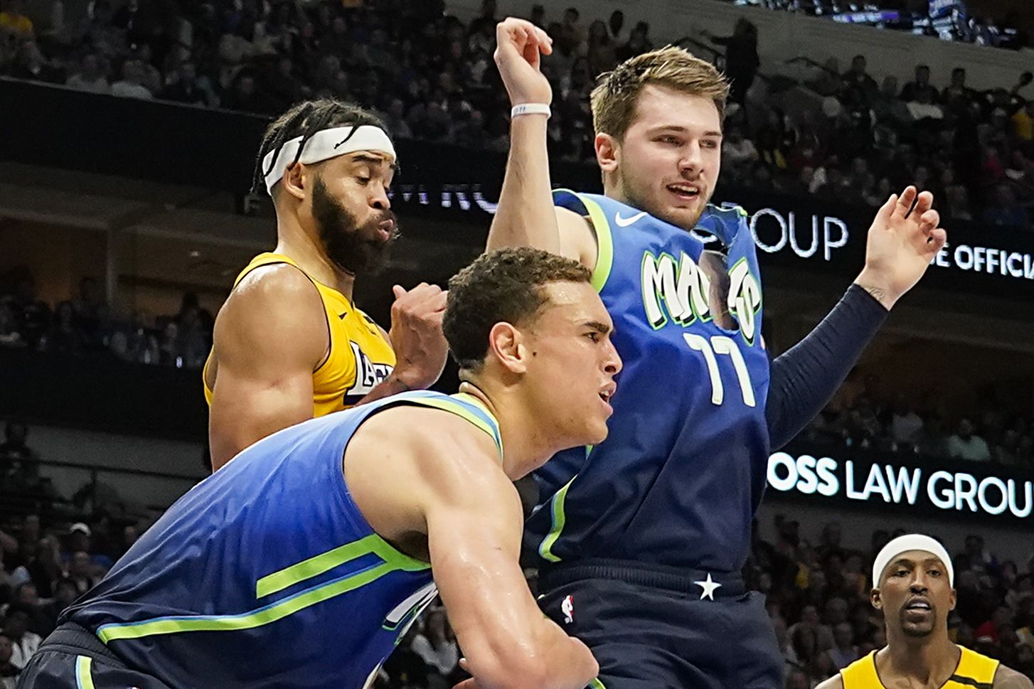 Luka Doncic rips jersey in anger in Mavericks' game vs. Lakers