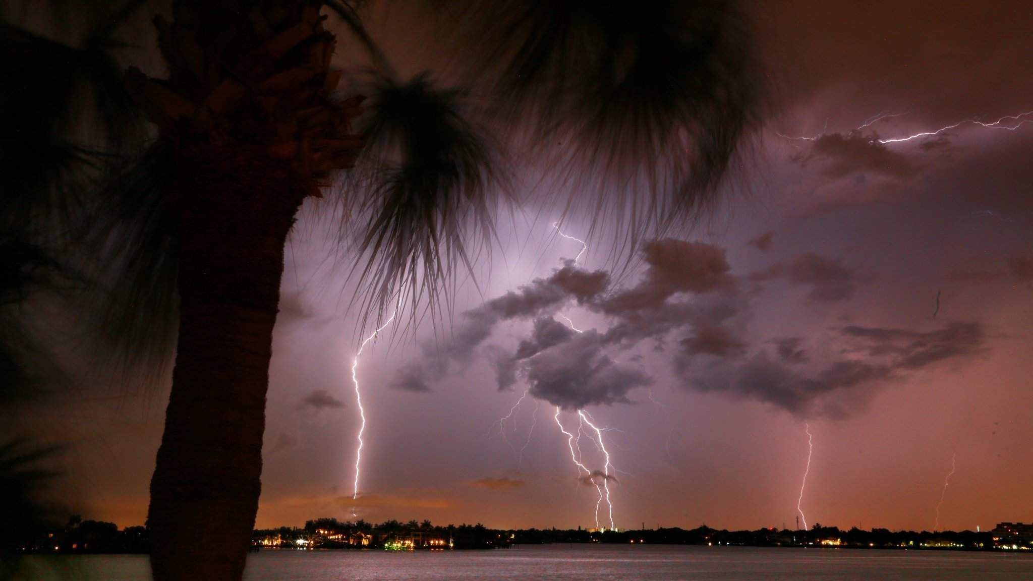 Tampa Bay Lightning vs. Buccaneers, Evening thunderstorms r…
