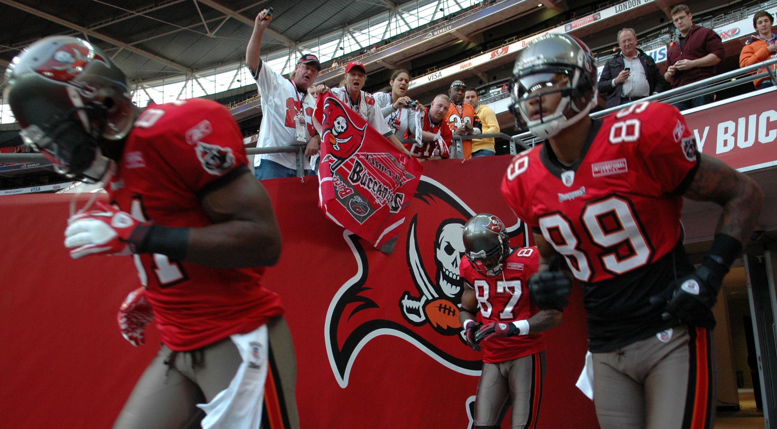 London weather welcomes Buccaneers on arrival in England