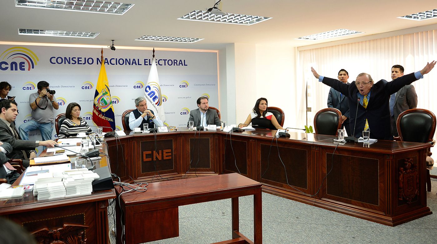 Grupos llegaron al CNE para defender su permanencia política | Política |  El Universo