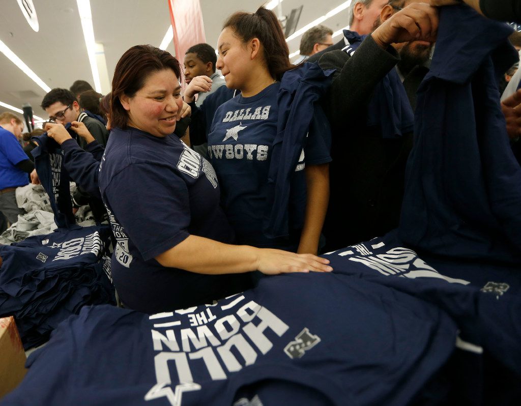 Retailer breaks out championship gear in Dallas as Cowboys clinch NFC East  with Giants' loss