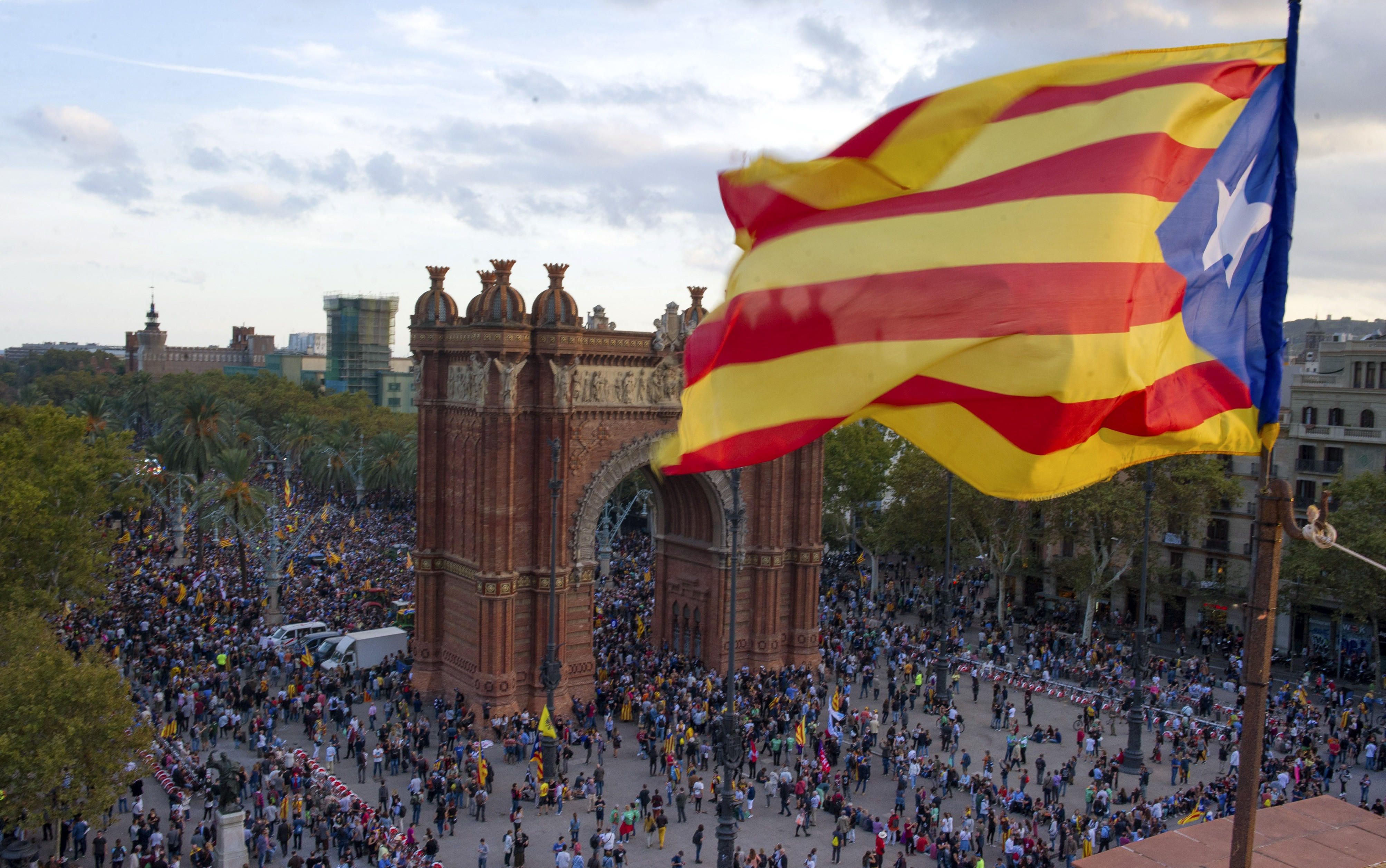 Independentistas en los alrededores del Parque del Parlamento en Barcelona