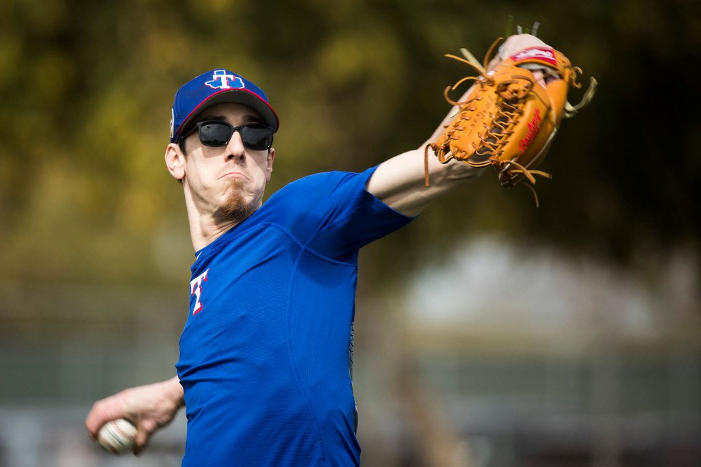 Tim Lincecum Pitches In Game 2 Of World Series, Leaves With Tight