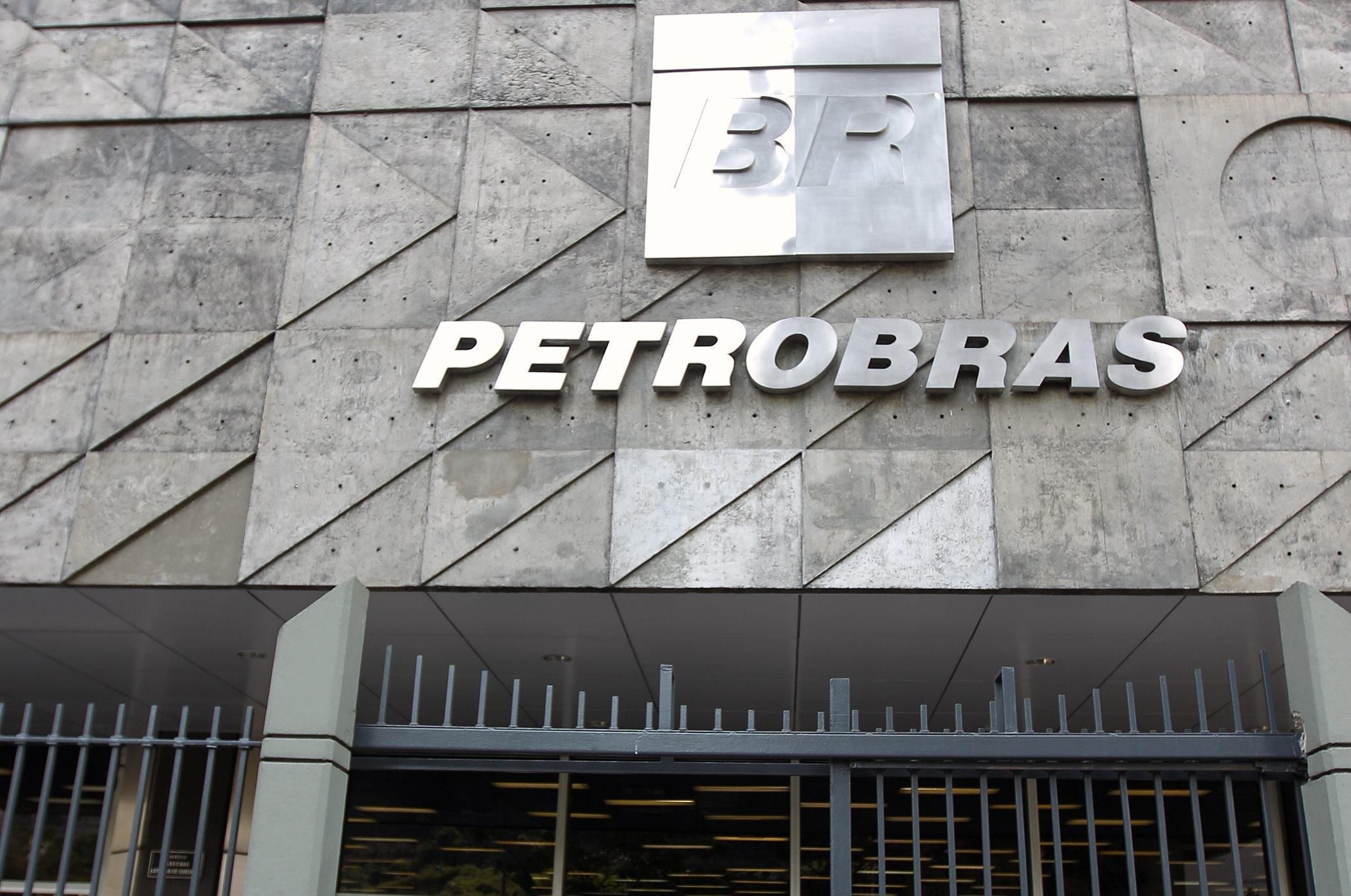 1434722312_fotografia_de_la_entrada_de_la_sede_de_petrobras_en_rio_de_janeiro_brasil-_efe