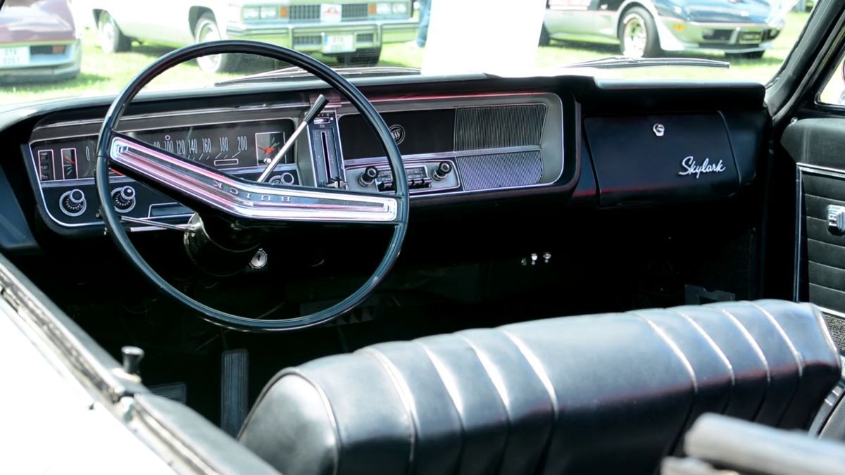 old-vintage-american-car-buick-interior-closeup_bhdf-onxe_thumbnail-full09