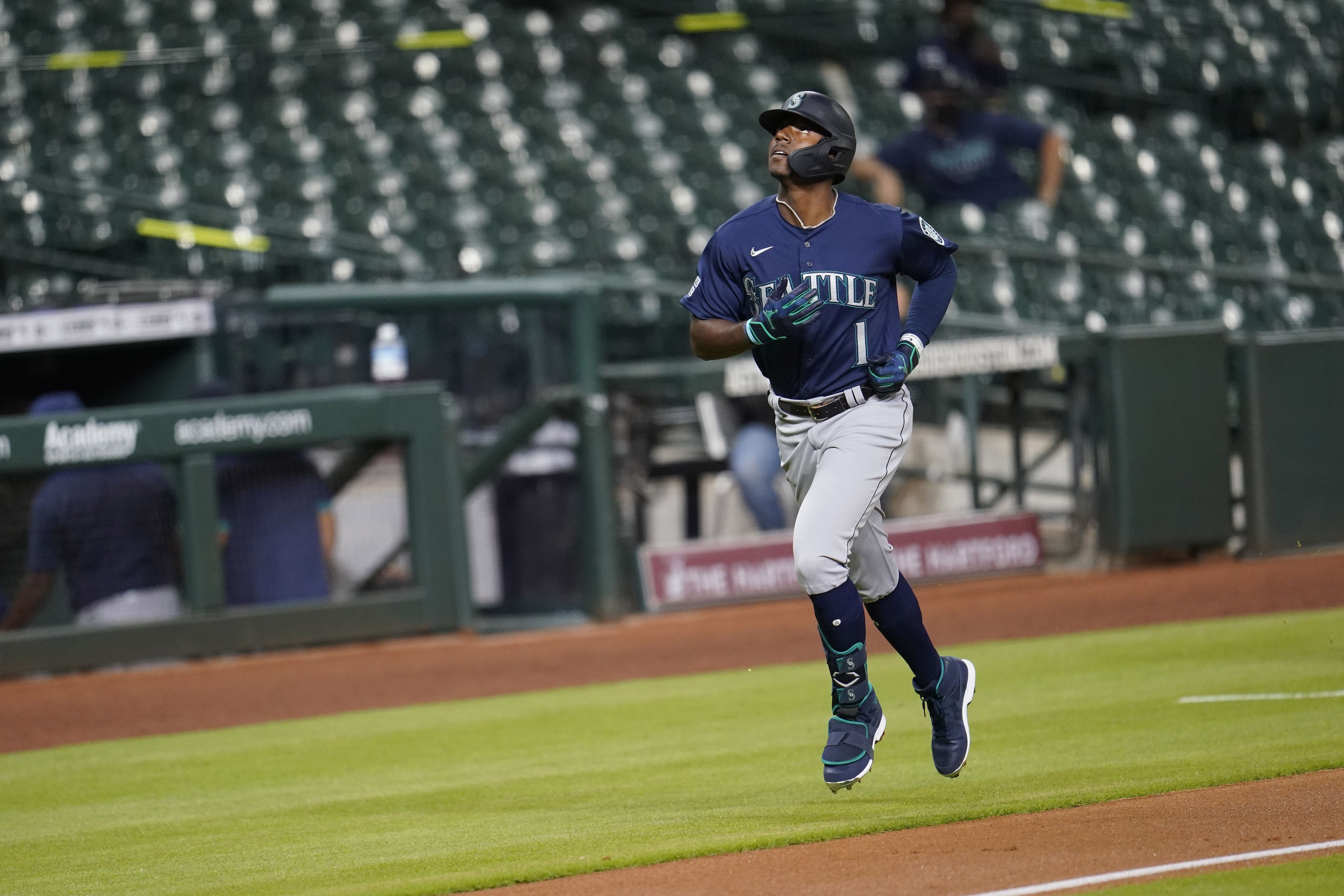 Dusty Baker wins debut, Astros top Mariners on opening day