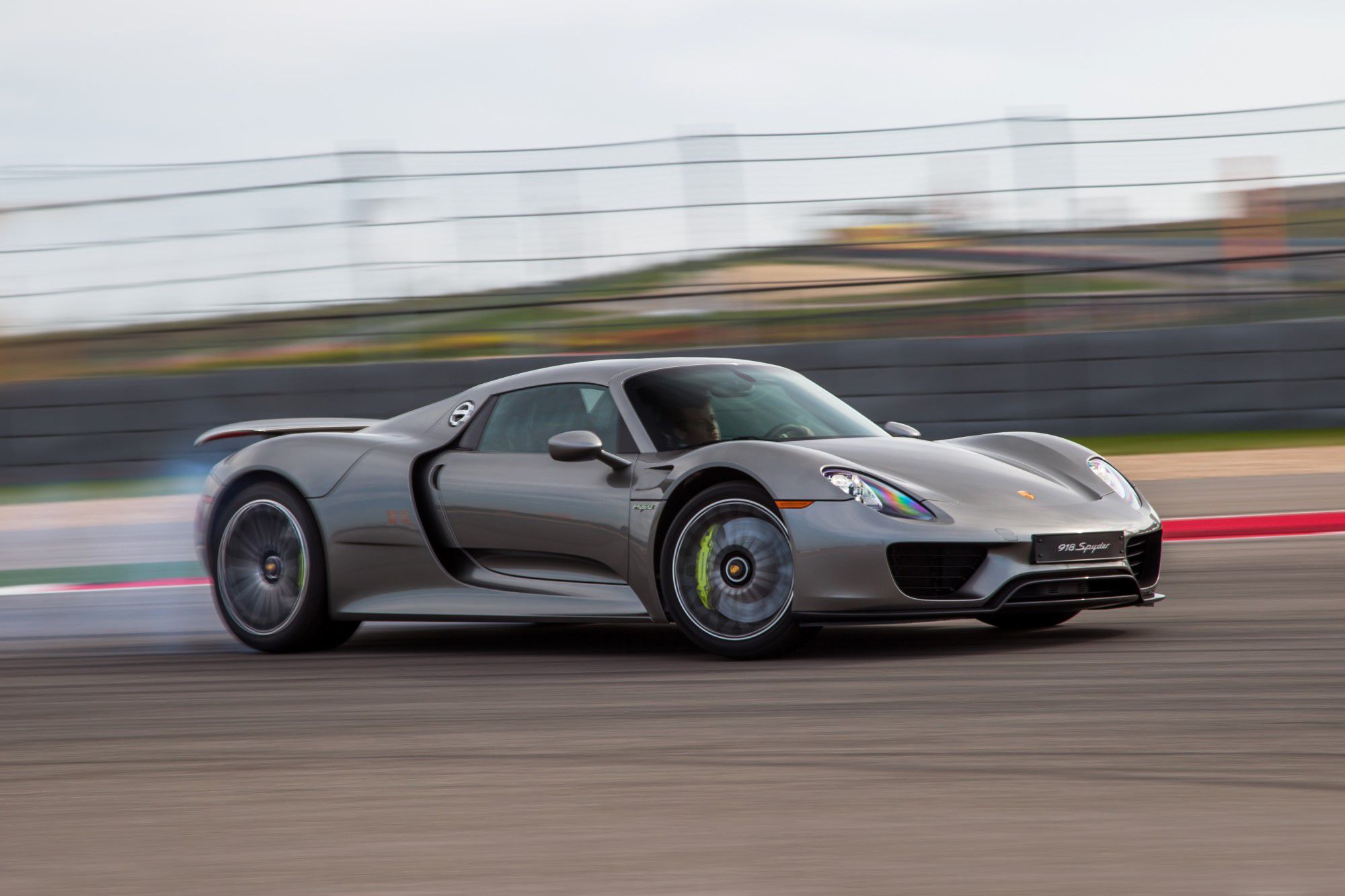 2015-porsche-918-spyder_100462264_h.jpg