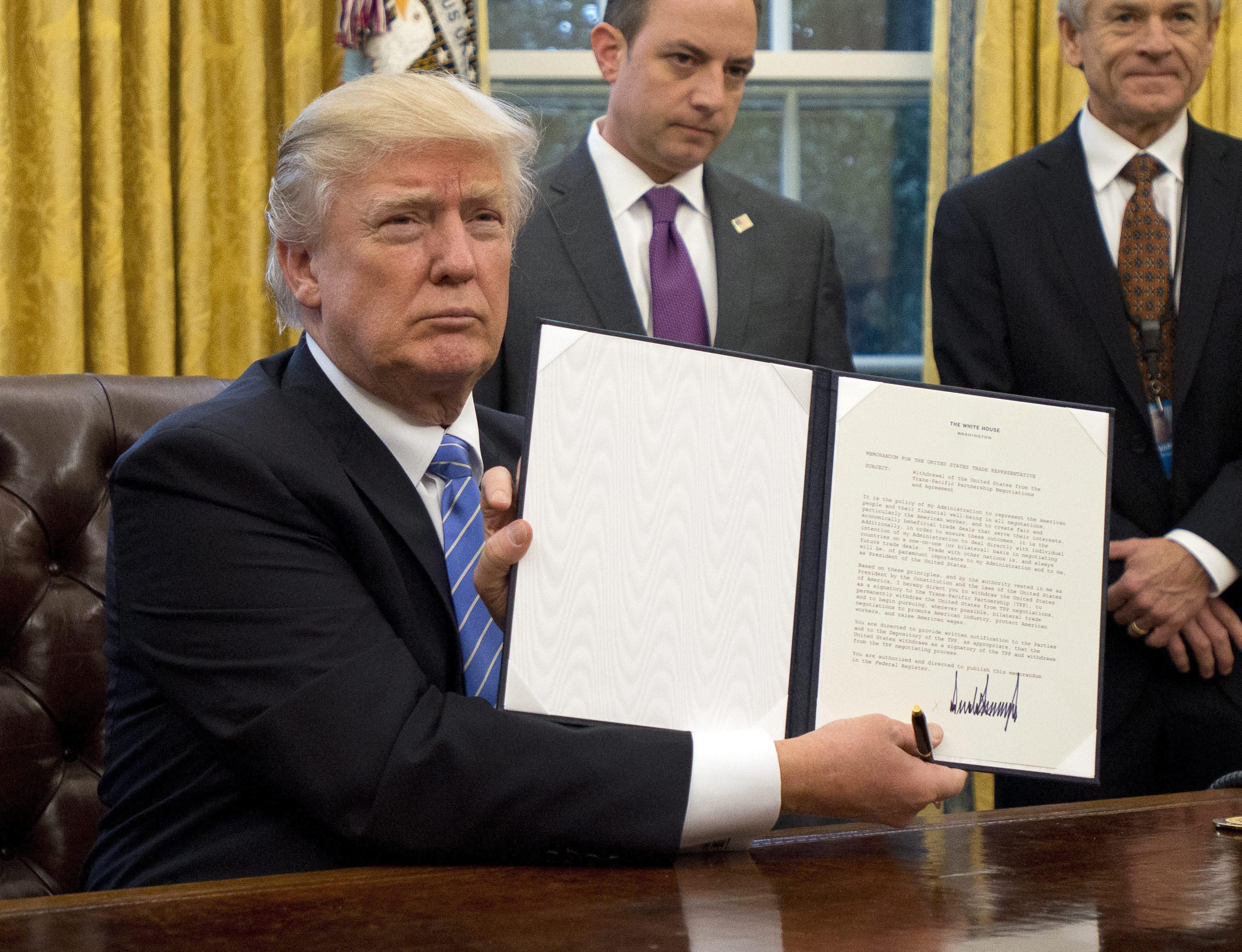 TRUMP FIRMA UNA ORDEN EJECUTIVA PARA SACAR A EE.UU. DEL ACUERDO COMERCIAL TPP