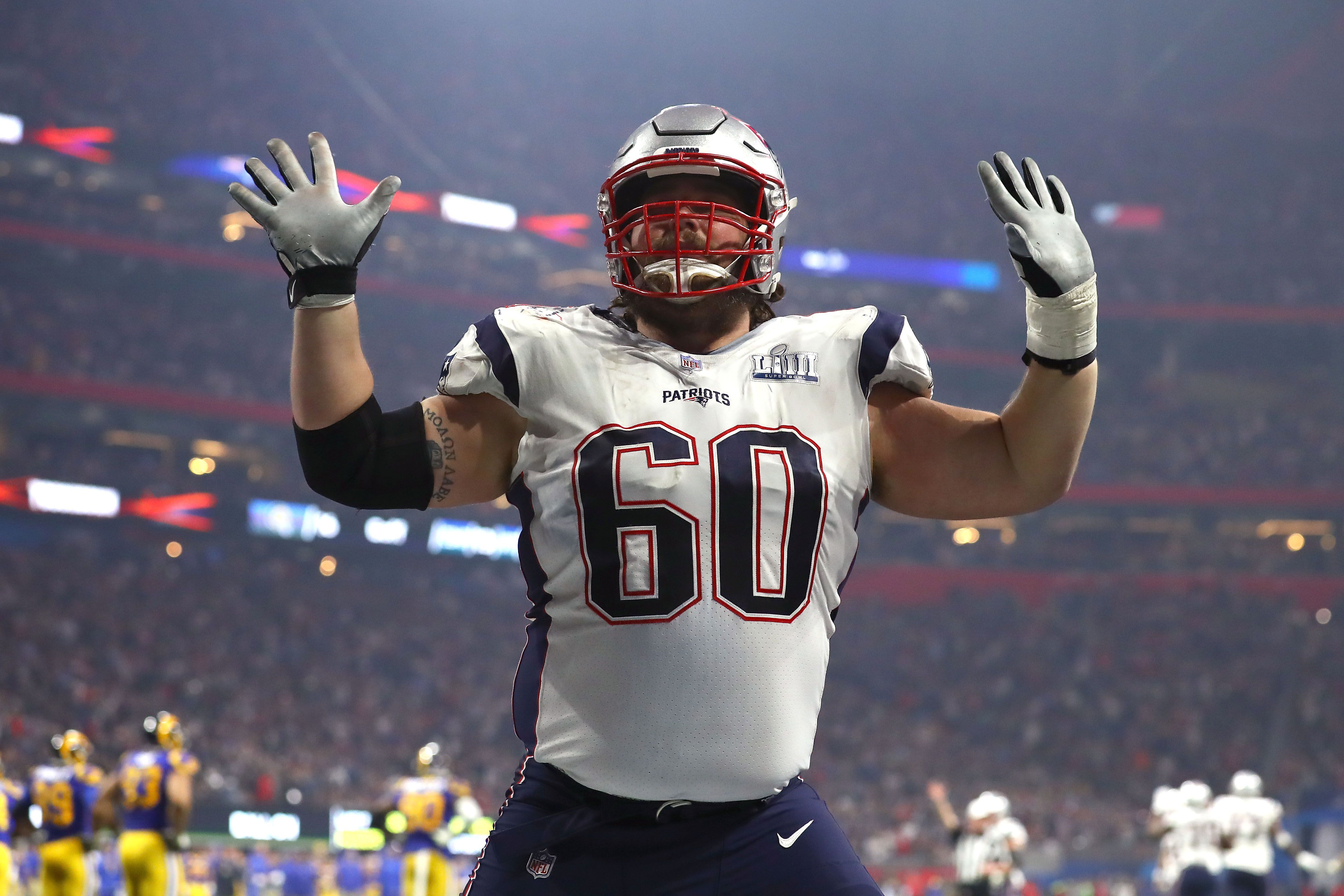 Joe Thuney injury: New England Patriots OL taken to locker room