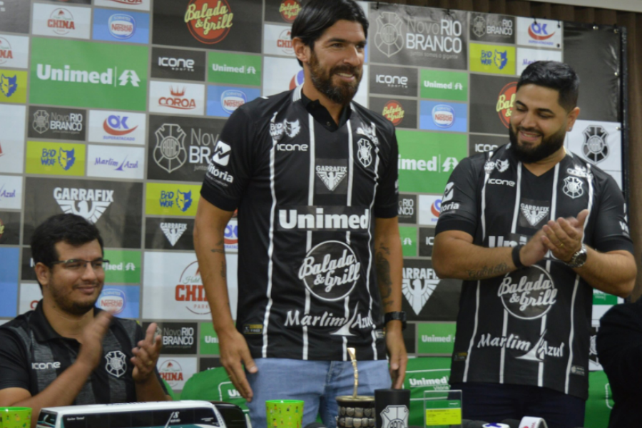 Sebastián Abreu en su presentación.