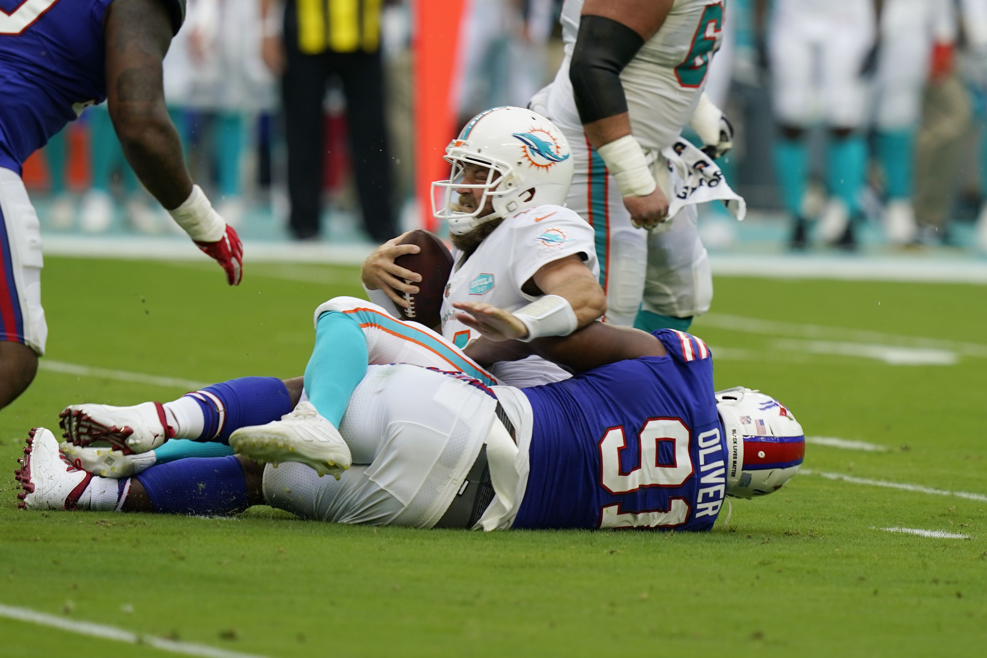 Josh Allen thrashes Dolphins for 400 yards, 4 TDs; Bills win, 31-28  (instant observations) 