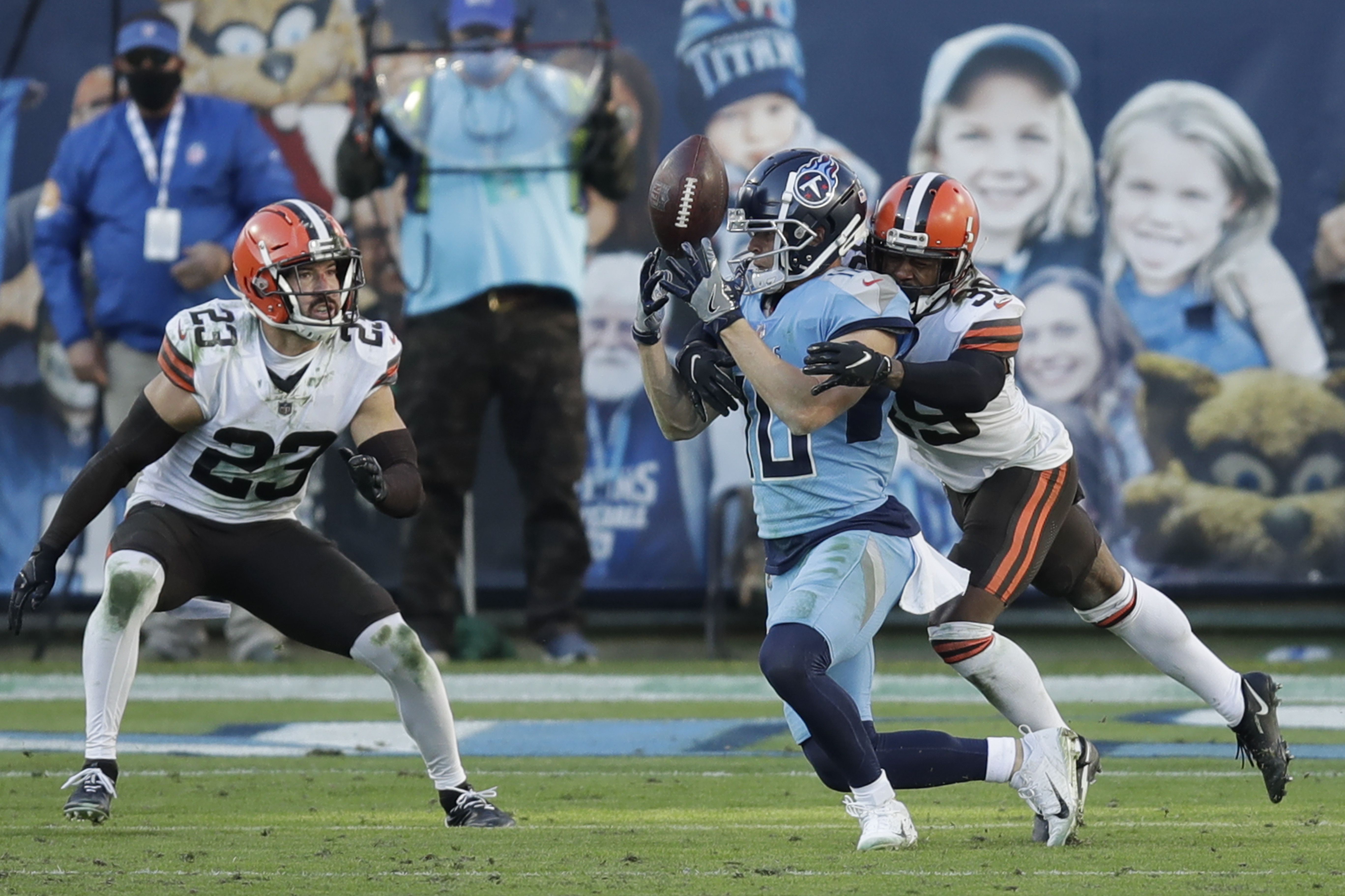 Mayfield throws 4 TDs in 1st half, Browns beat Titans 41-35