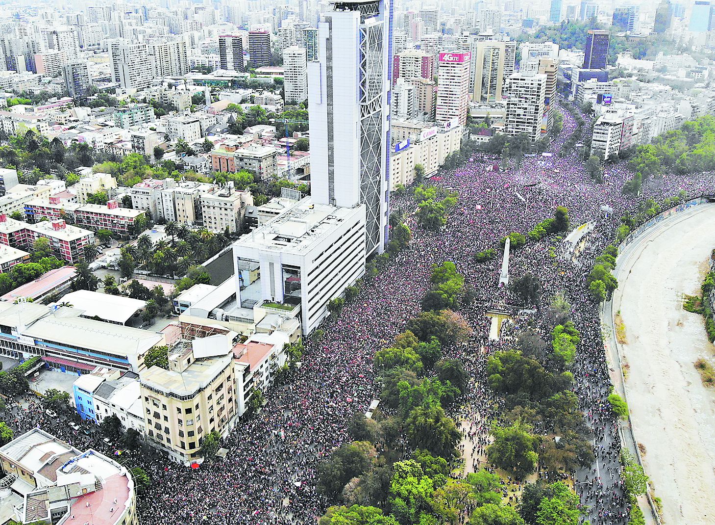 La multitudinaria marcha del viernes 25 de octubre vista desde el aire.