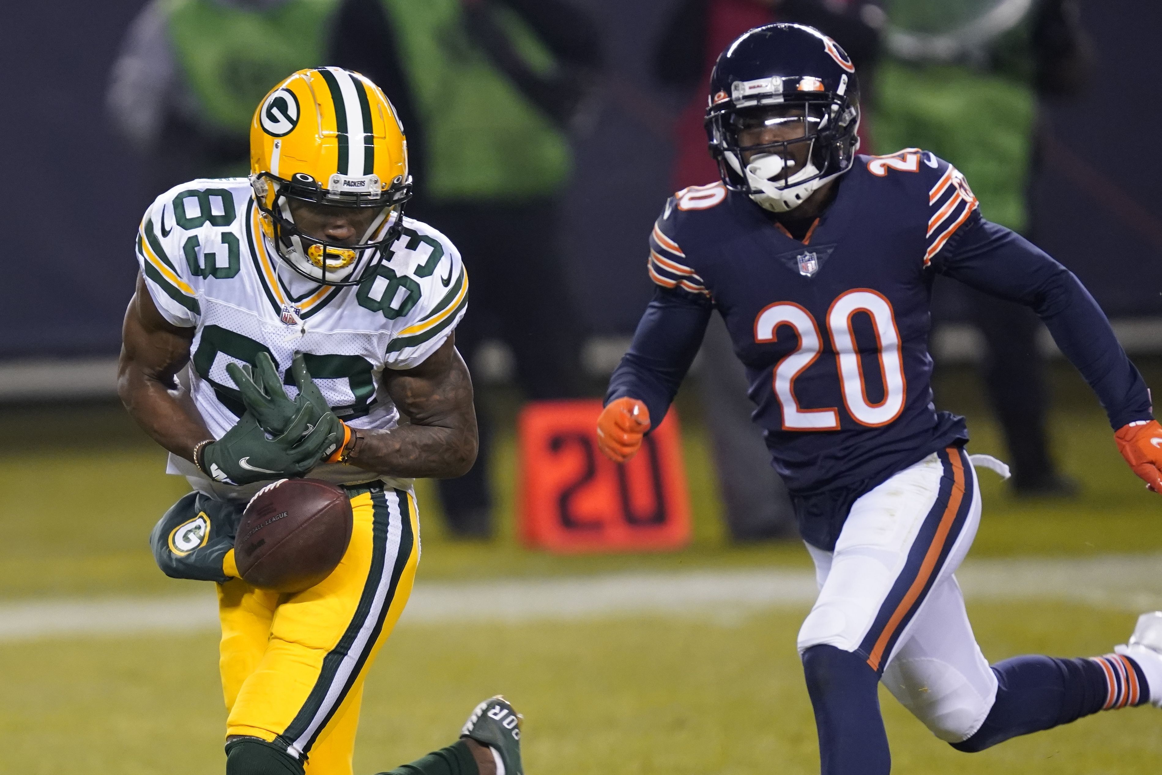 Rodgers throws 4 TDs, Packers beat Bears 35-16 for top seed