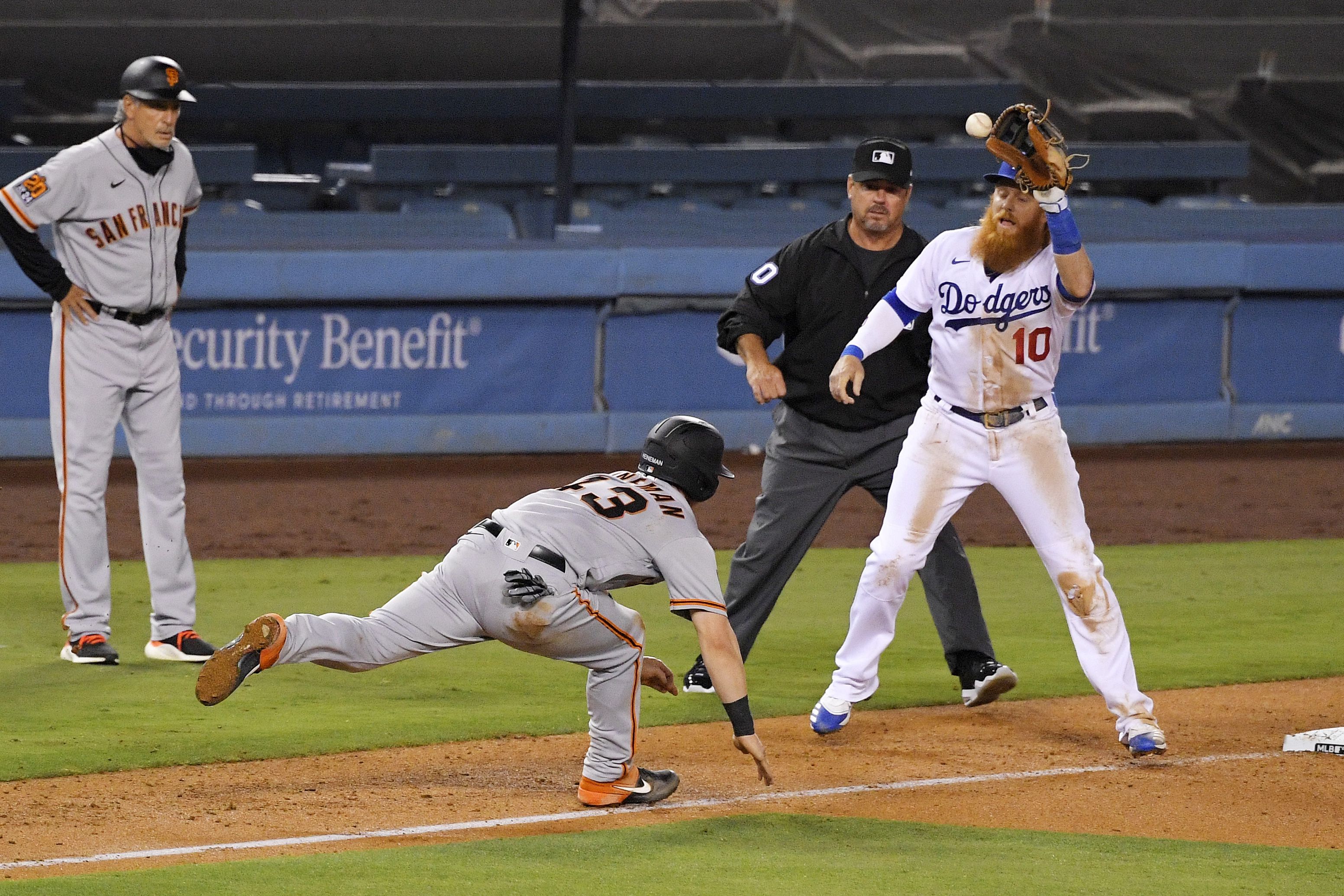 Betts gets debut souvenirs, Dodgers top Giants 8-1 in opener