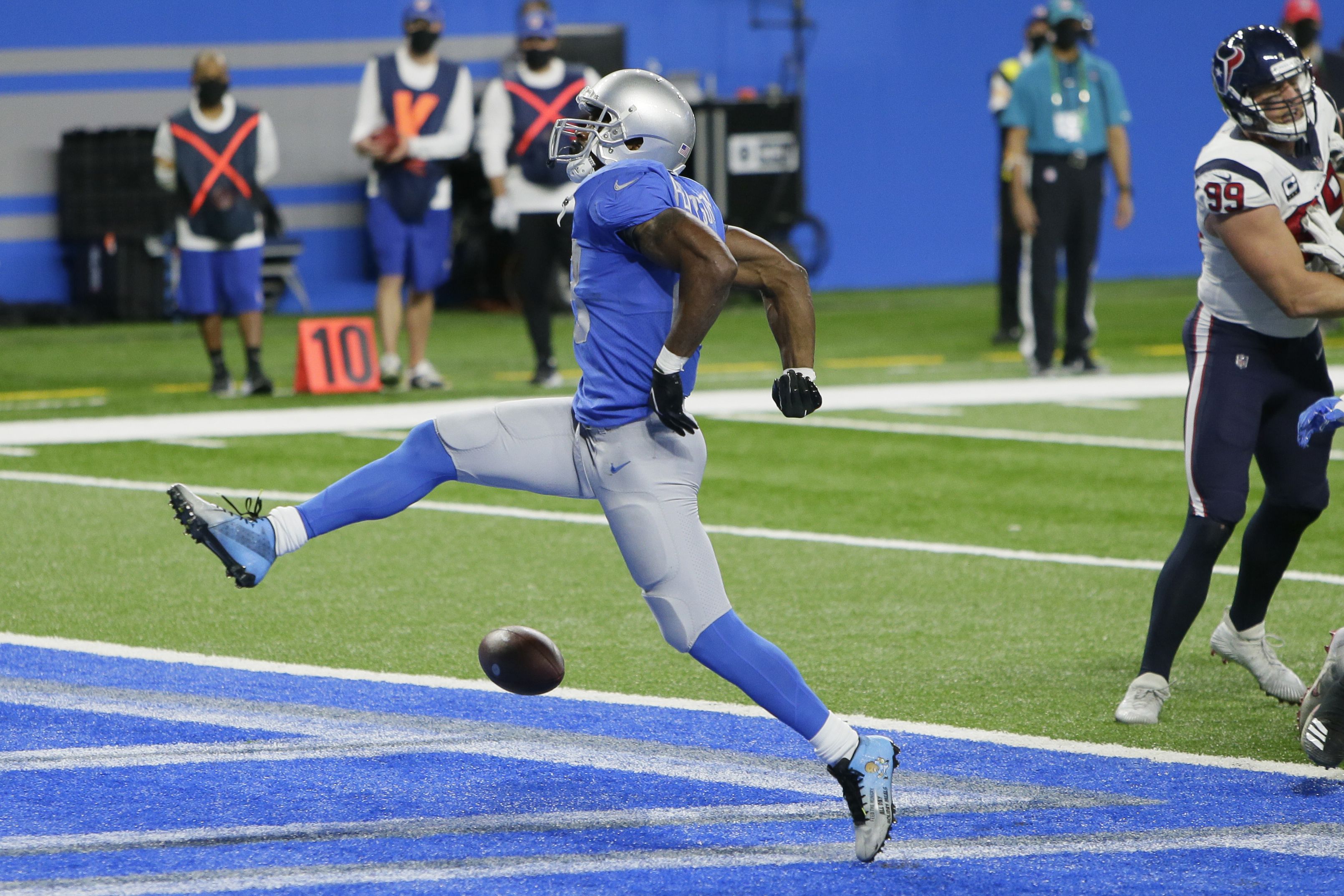 Matthew Stafford, Deshaun Watson kneel during anthem before Lions