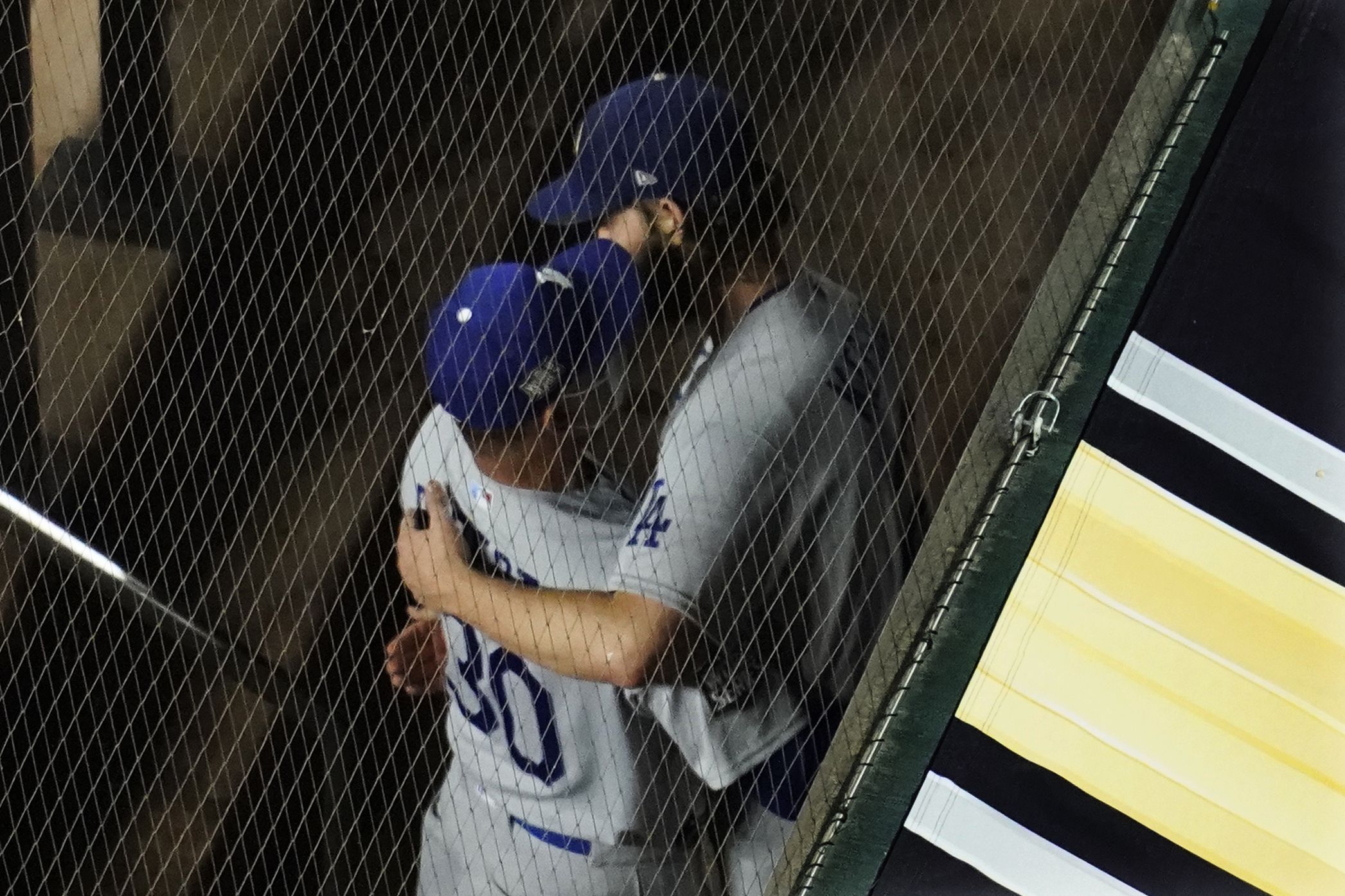 Clayton Kershaw stops steal of home, hands Dodgers 3-2 lead in