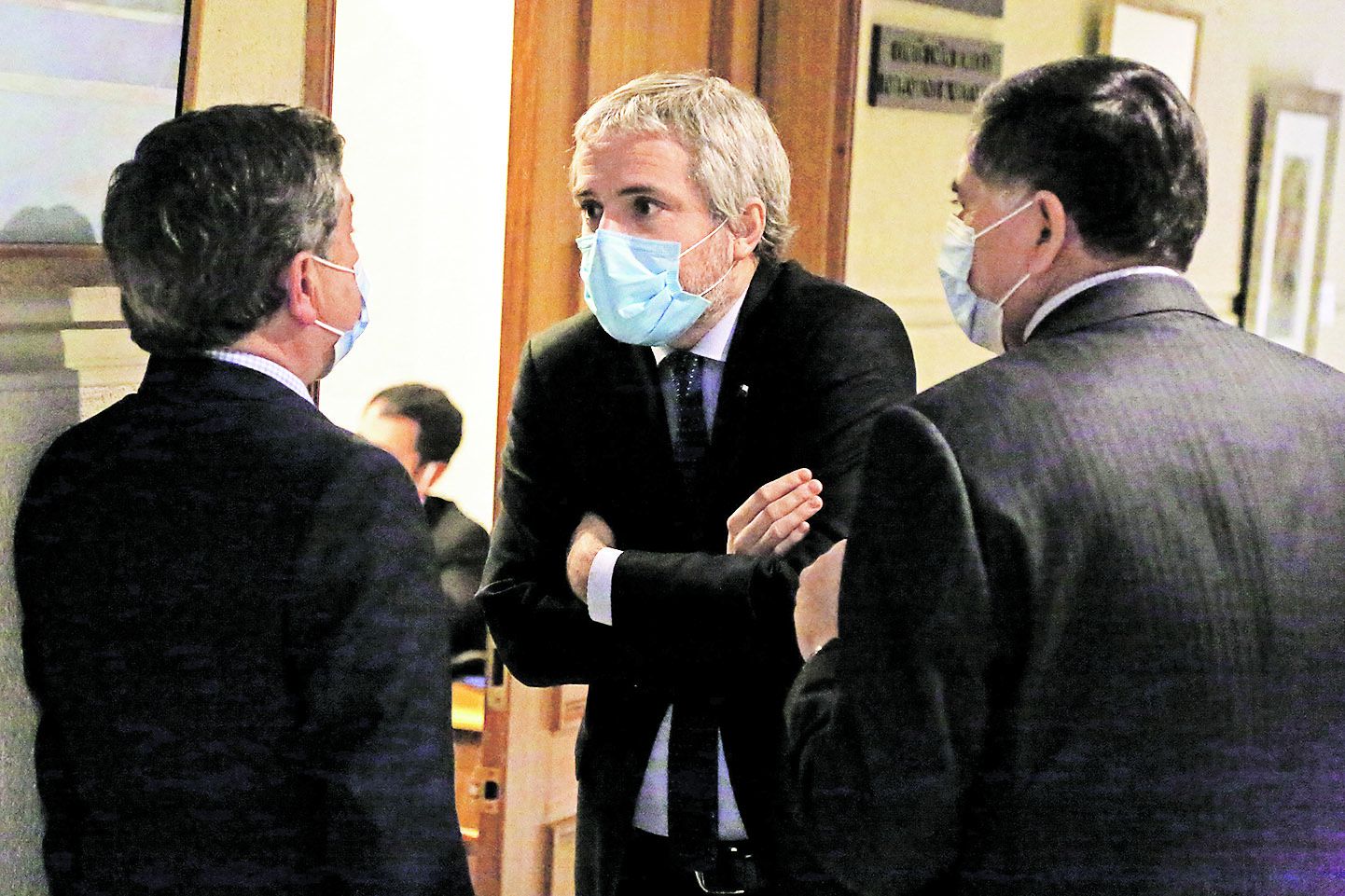 Los ministros Blumel y Alvarado conversando ayer con el senador Juan Antonio Coloma en el Congreso.