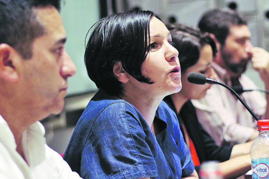 Candidata a la presidencia de Revolución Democrática participa en un conversatorio