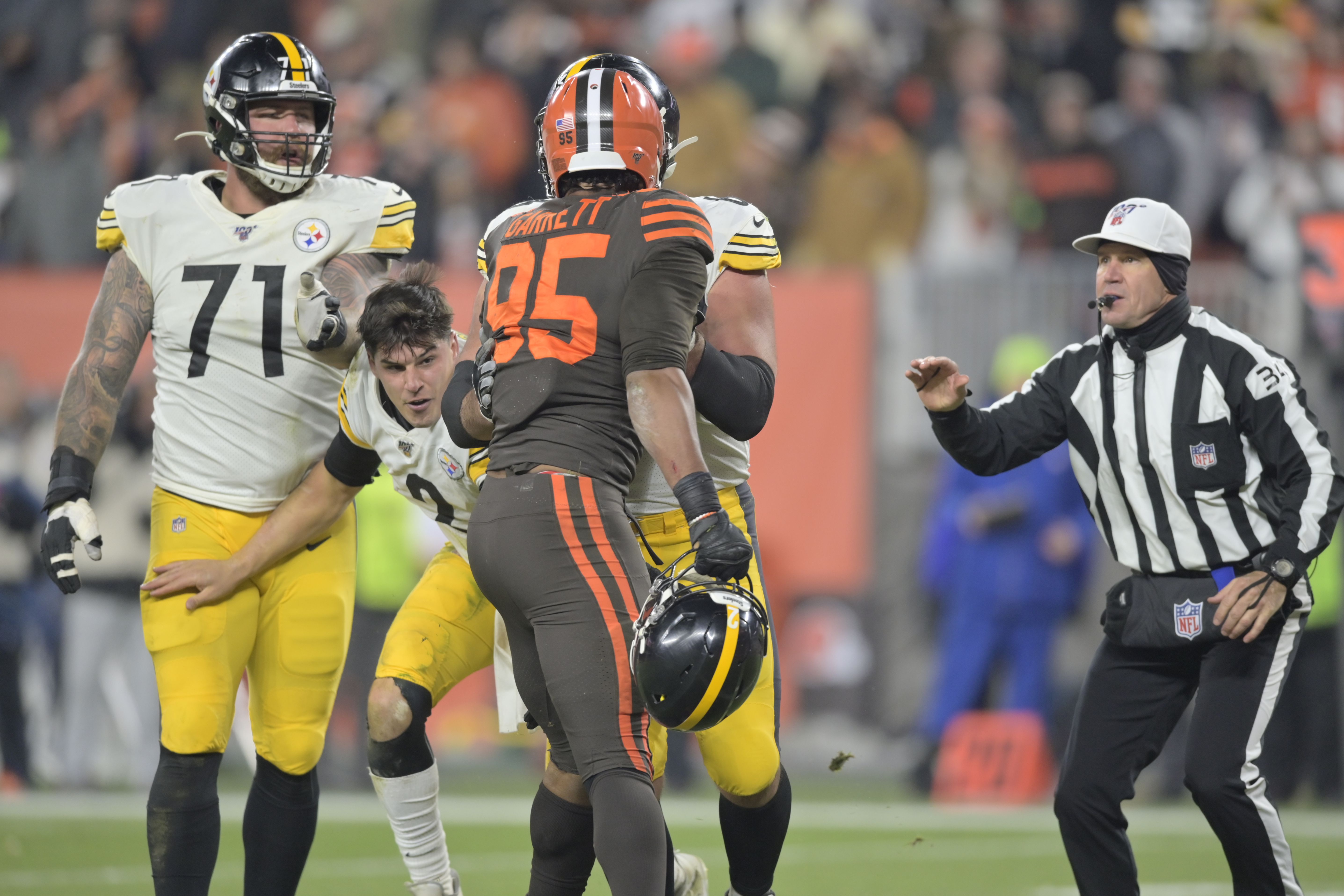 Myles Garrett swings helmet at Mason Rudolph in Browns-Steelers fight